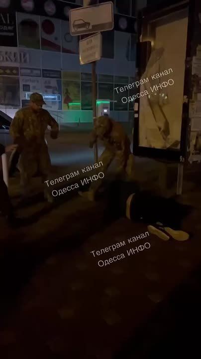 Женщины и всушник, приехавший в Одессу в отпуск, побежали вытаскивать человека из лап тцкшников, и у них это получилось, но вот захыснику досталось - пропустил пару ударов от военкомов и получил струю из перцового баллончика