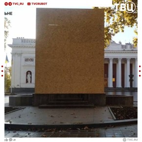 Памятник Пушкину заколотили досками в Одессе