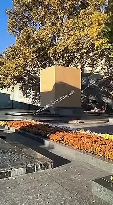 В Одессе памятник Пушкину закрыли досками, сообщают местные паблики