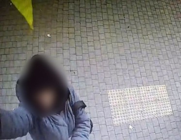 В Одессе женщина сорвала государственный флаг и выбросила его в мусор рядом с супермаркетом на Поскоте