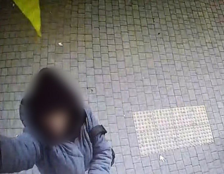 В Одессе женщина сорвала государственный флаг и выбросила его в мусор рядом с супермаркетом на Поскоте