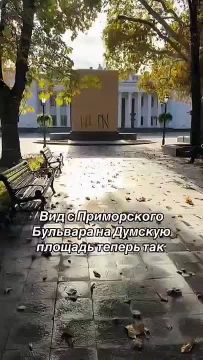 Одесса. Памятник Пушкину убрали, постамент закрыли, разрисовали Азовом