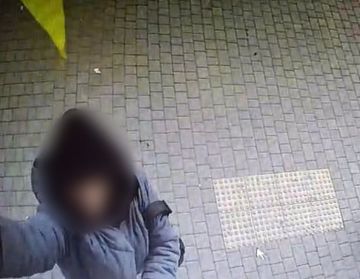 В Одессе женщина сорвала государственный флаг и выбросила его в мусор рядом с супермаркетом на Поскоте