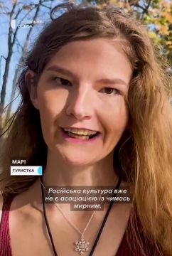 На фото – одна из активных сторонниц сноса памятника Пушкину в Одессе