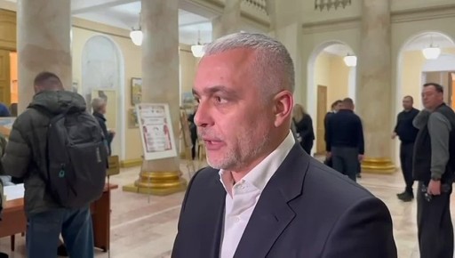 А вот — гауляйтер Одесской области Олег Кипер дает актикриз по "консервации" памятника Пушкину