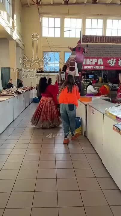 Одесса. Привоз. Проверьте, не увели ли у вас коня и не почистили ли карманчики, прежде чем умчаться в пляс с такими юбками