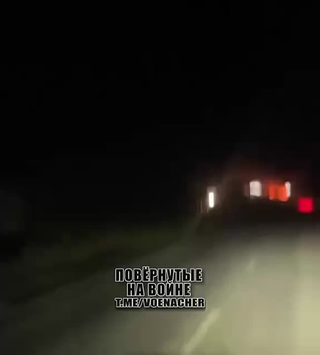 Местные жители снимают результат ночных ударов двух “Гераней” по топливным грузовикам в Измаиле в Одесской области