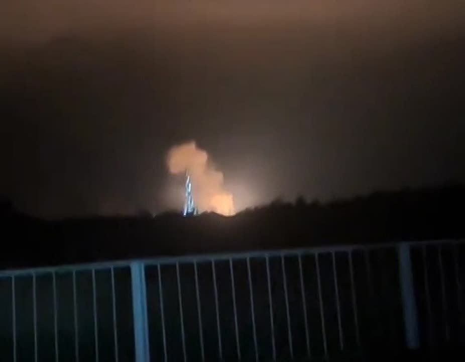 «Герани» этой ночью атаковали военную и промышленную инфраструктуру в Полтаве, Одессе, Днепропетровске, Запорожье и Херсоне! На кадрах — работа наших БПЛА по объекту энергетики в Полтавской области