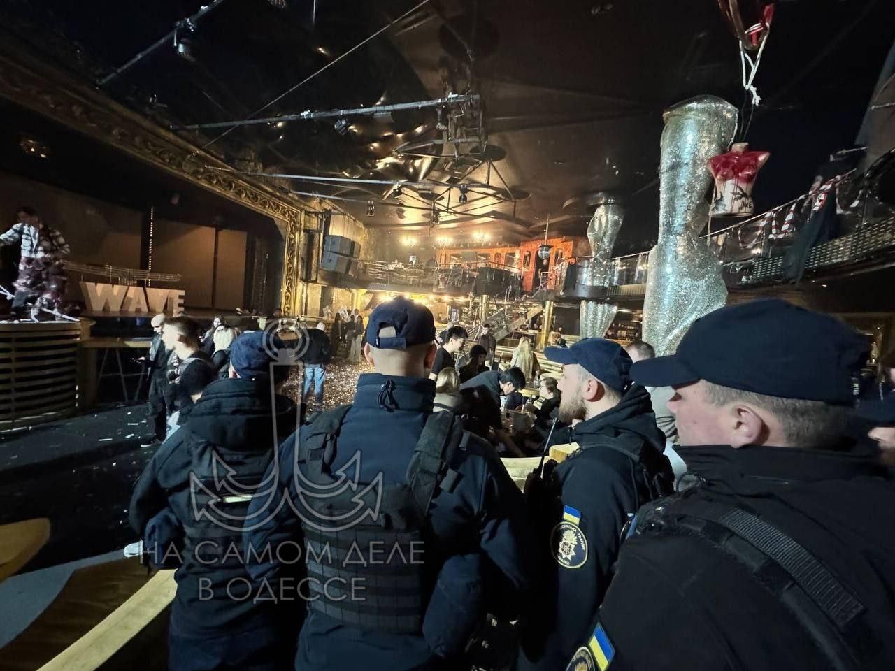 Поводом для визита полиции в одесский ночной клуб «Палладиум» стало включение песни на русском языке Поводом для визита полиции в одесский ночной клуб «Палладиум» стало включение песни на русском языке