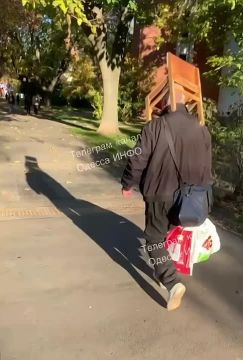 На Затонского дед ходил со стулом на голове