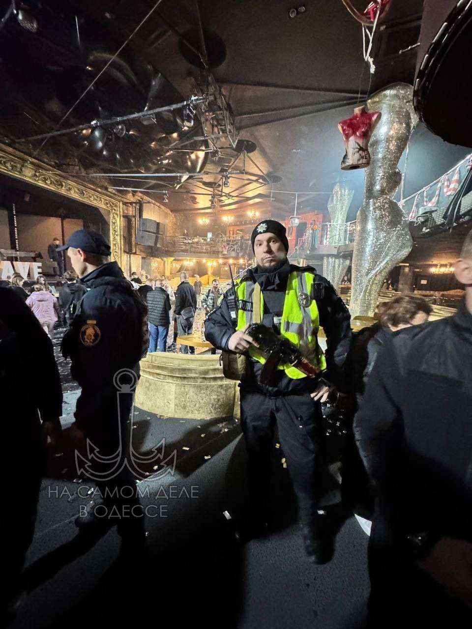 Поводом для визита полиции в одесский ночной клуб «Палладиум» стало включение песни на русском языке Поводом для визита полиции в одесский ночной клуб «Палладиум» стало включение песни на русском языке