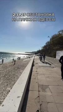 Начался ноябрь, а людей на пляжах Одессы меньше не становится