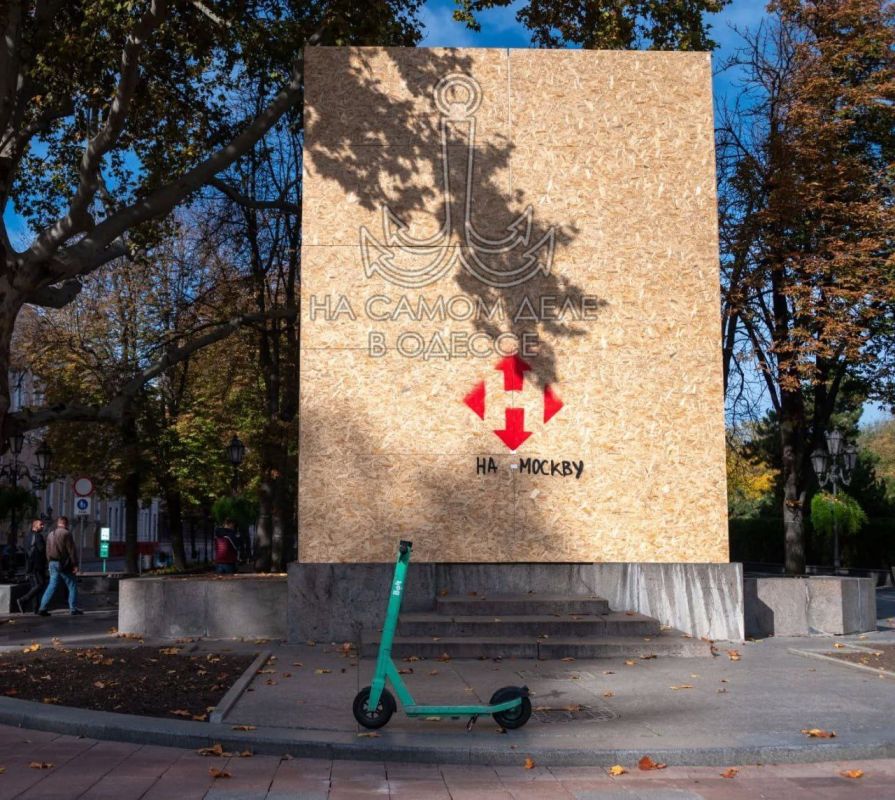 Нацисты в Одессе, закрыв памятник Пушкину плитами, написали на них: «На Москву» под логотипом «Новой Почты»