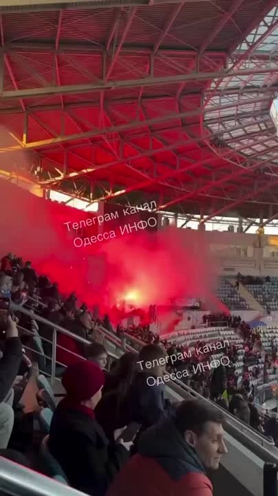 Огненный ад устроили футбольные фанаты на стадионе в Одессе
