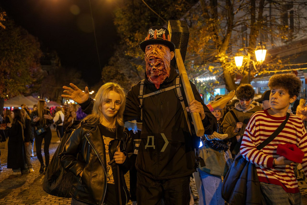 Весёлый ужас: в Одессе в небывалых масштабах отметили Хэллоуин Весёлый ужас: в Одессе в небывалых масштабах отметили Хэллоуин