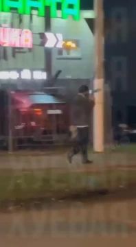 Мужик с автоматом гуляет по улице в Одессе