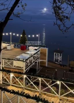 И о хорошем: в Одессу завезли новогоднее настроение