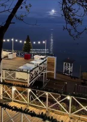 И о хорошем: в Одессу завезли новогоднее настроение