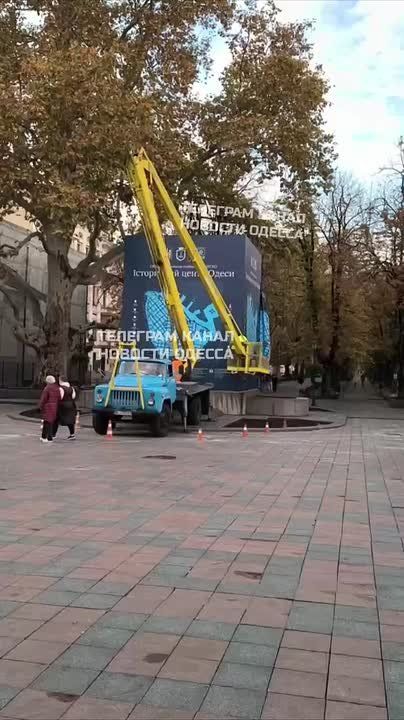 В Одессе на саркофаг с памятником Пушкину налепили баннер об историческом центре города