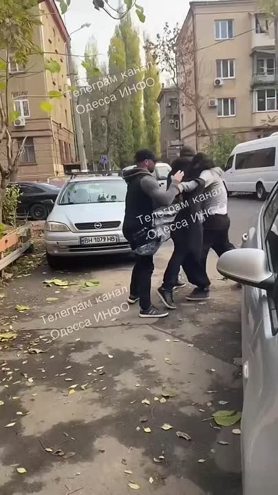 Одесса: до микроавтобуса тцкщников добычу притащили некие мужчины в гражданском