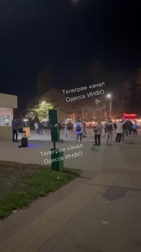 В Одессе пятничный движ. На Дерибасовской как всегда весело и многолюдно, играет музыка, люди танцуют и веселятся