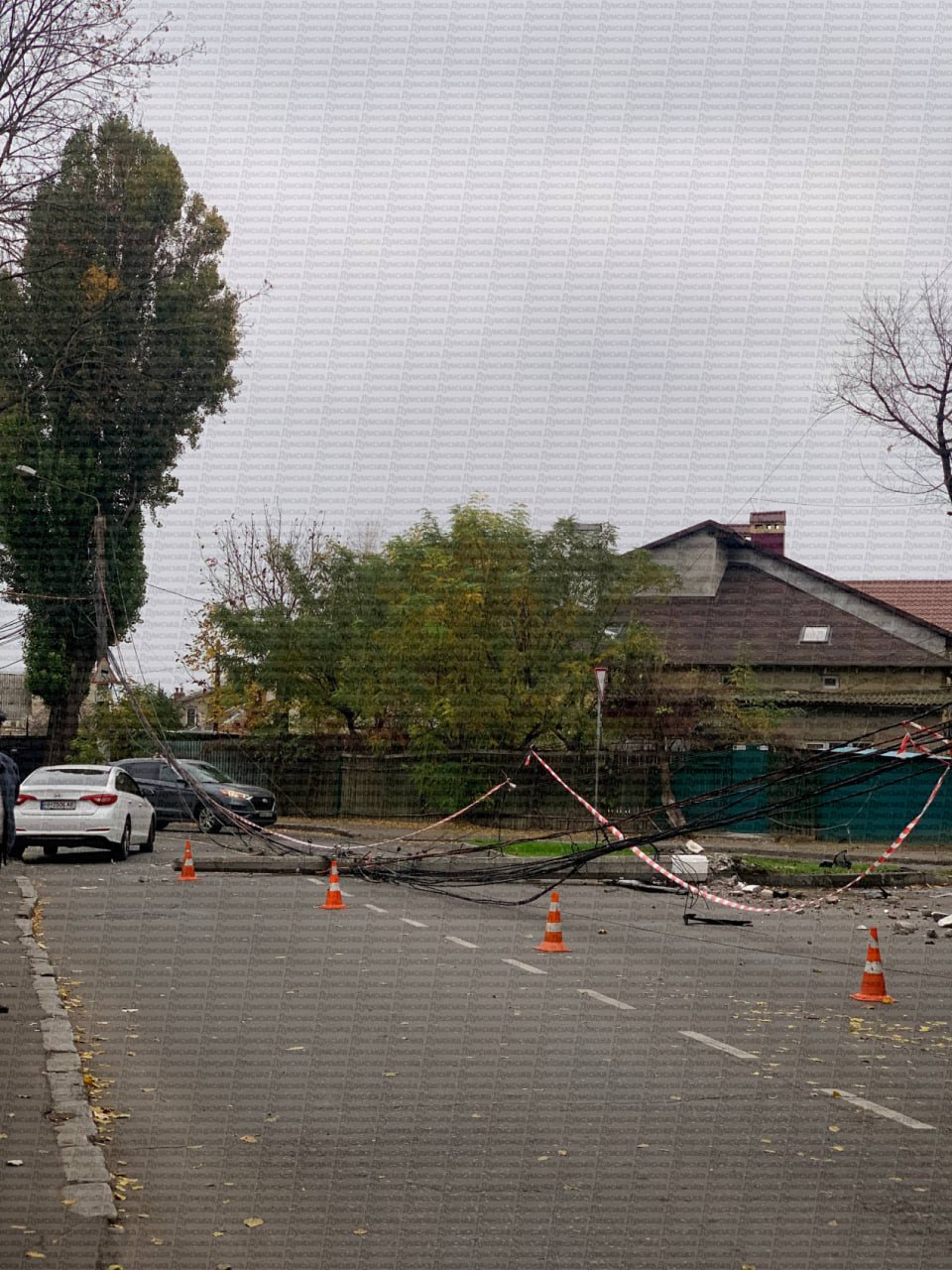 В Одессе на пересечении Педагогической и Балтиморской (Посмитного) упал столб с проводами В Одессе на пересечении Педагогической и Балтиморской (Посмитного) упал столб с проводами