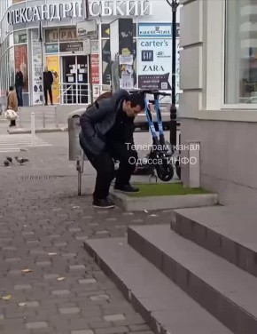 Дядька в Одессе обдолбился солями и завис на улице