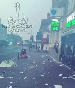 Ядовитый туман, безлюдные улицы, горы мусора на тротуарах, закрытые магазины…