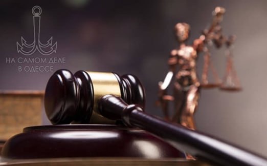 Правосудие страны-ошибки. В мае прошлого года возле райотдела на Греческой, 42 произошёл резонансный случай: людолов из одесского ТЦК Юрий Василишин избил одесситку Антонину Токмакову костылём Правосудие страны-ошибки. В мае прошлого года возле райотдела на Греческой, 42 произошёл резонансный случай: людолов из одесского ТЦК Юрий Василишин избил одесситку Антонину Токмакову костылём