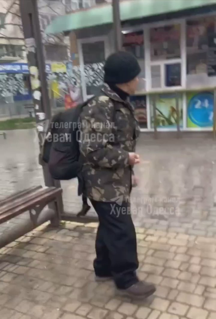 В Одессе дед проклял девушку с ребёнком за голосовуху