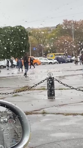 В Одессе на улицу вышел боец неизвестного направления