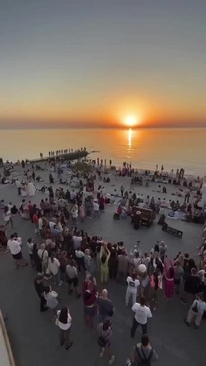 Провожаем день под звуки одесского пианино