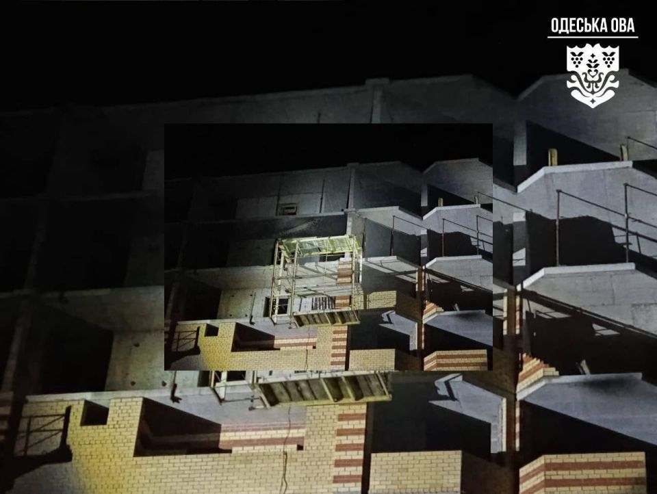 Сбитый беспилотник влетел в недостроенную многоэтажку в Одессе