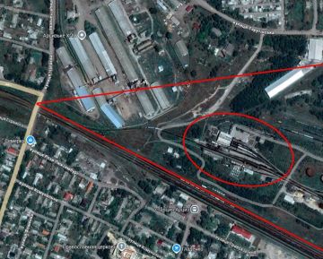 Предварительно, сегодня утром был нанесен удар БПЛА Герань по локомотивному депо в городе Арциз Одесской области, сообщает канал «Хроники Гераней»