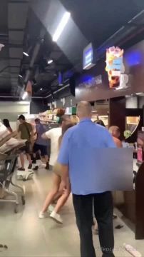 Обнажённые бойцы ММА спарингуются в супермаркете в Одессе