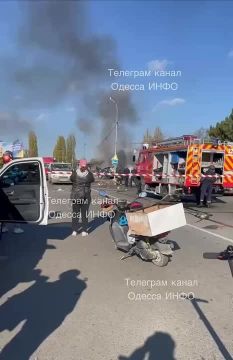 В результате работы ПВО дрон упал на проезжающий по улице Черноморска автомобиль