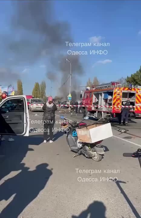 В результате работы ПВО дрон упал на проезжающий по улице Черноморска автомобиль