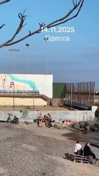 Одесситы все еще загорают на пляже