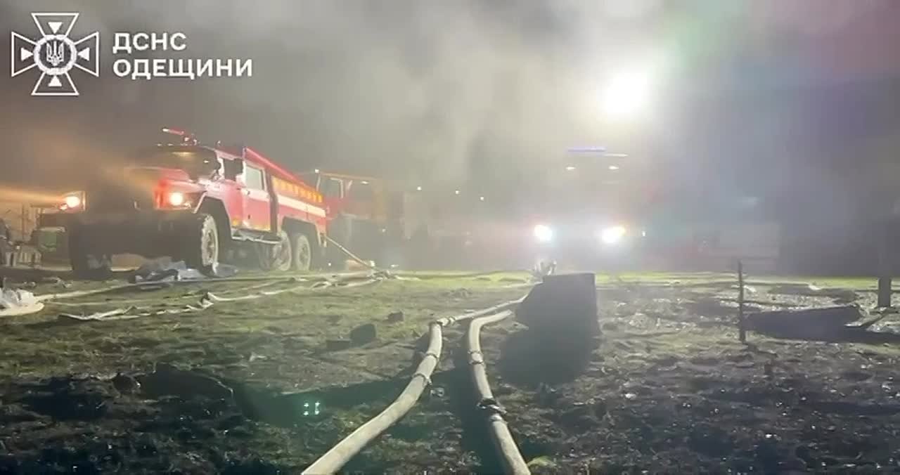 Кадры с мест ударов дронов-камикадзе «Герань-2» по солнечной электростанции «Староказачье» и подстанции 110 кВ в селе Староказачье Одесской области, нанесённых этой ночью