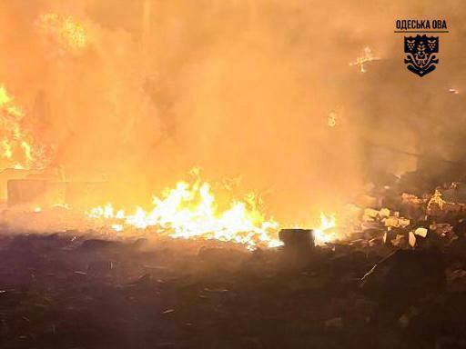 Кадры с мест ударов дронов-камикадзе «Герань-2» по солнечной электростанции «Староказачье» и подстанции 110 кВ в селе Староказачье Одесской области, нанесённых этой ночью Кадры с мест ударов дронов-камикадзе «Герань-2» по солнечной электростанции «Староказачье» и подстанции 110 кВ в селе Староказачье Одесской области, нанесённых этой ночью