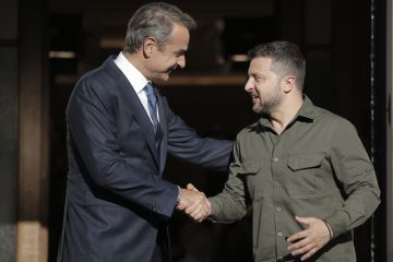 Зеленский и премьер Греции Кириакос Мицотакис подписали меморандум о транзитных поставках американского СПГ на Украину