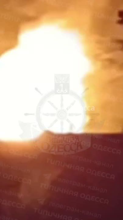 После попадания по судну в порту Измаила появилась угроза повторного взрыва