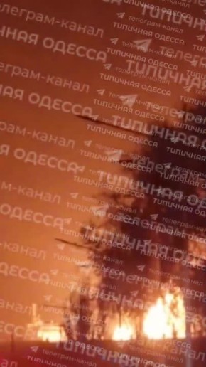Пожар в порту Измаила после атаки на цели в Одесской области
