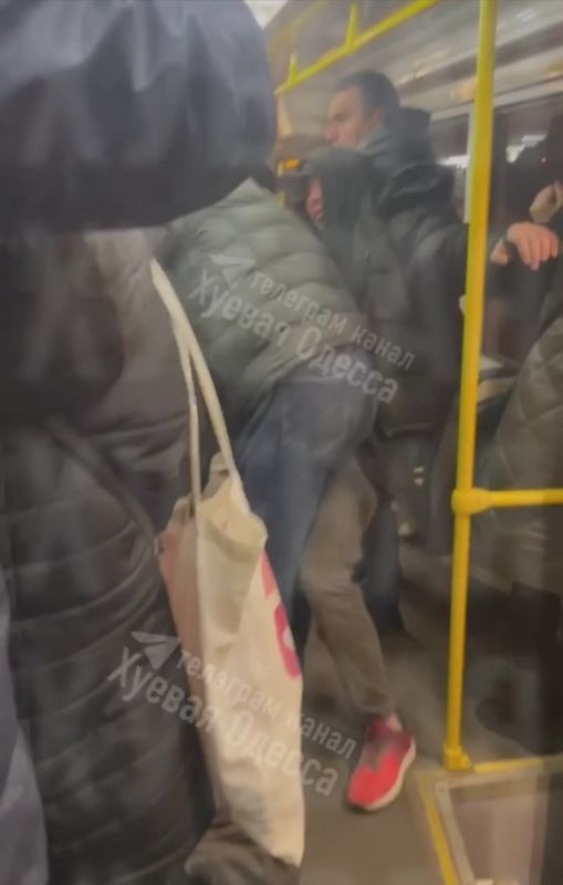 В 7 трамвае мужики жёстко отметелили парня и выкинули из салона