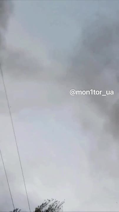 Очевидцы из Одесской области поделились кадрами атаки нескольких "Гераней" на вражеский объект