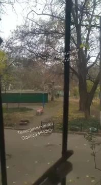 Реалии Одессы: во дворе одного из домов военкомы похищают парня