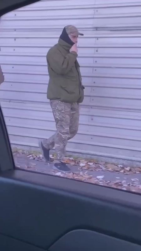 В Одессе ТЦКшники погнались за машиной, мужик бросил её и сбежал, а "доблестные" людоловы шерстят машину