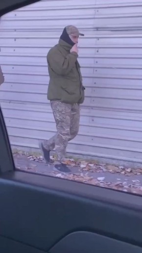 В Одессе ТЦКшники погнались за машиной, мужик бросил её и сбежал, а "доблестные" людоловы шерстят машину