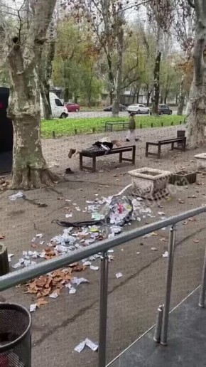 В Одессе женщину примотали скотчем к лавке за то, что она разбрасывала мусор