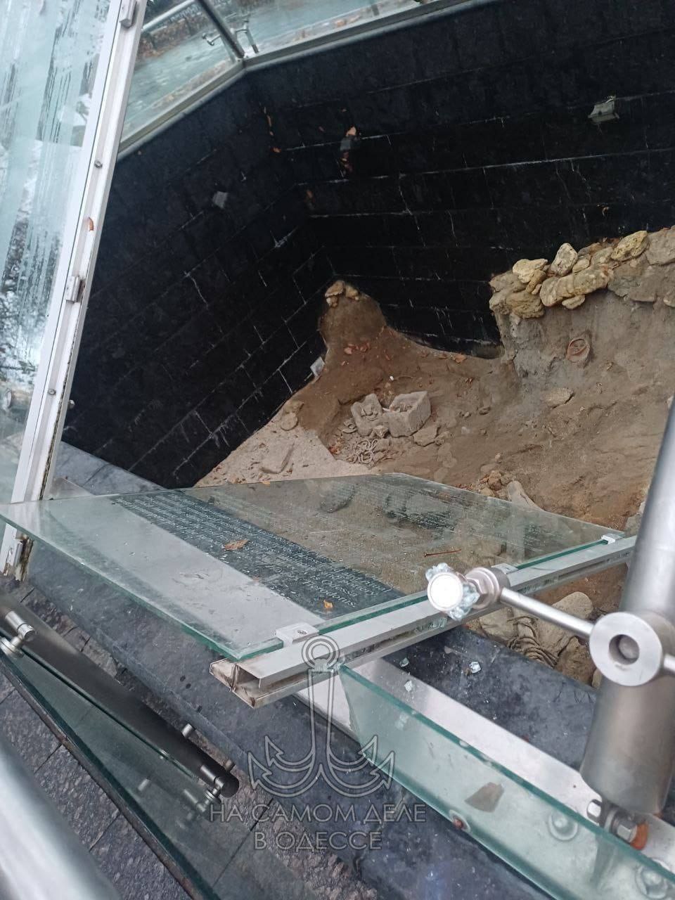 Непонятно, как в комендантский час по городу гуляют вандалы, а не патрули Непонятно, как в комендантский час по городу гуляют вандалы, а не патрули